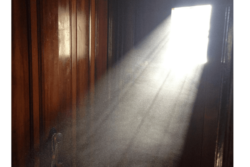 Licht scheint durch das Fenster und man sieht sehr viel Staub in der Luft fliegen